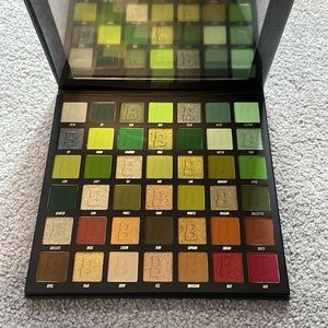 Brand new with original packaging Beauty Bay Earthy palette.